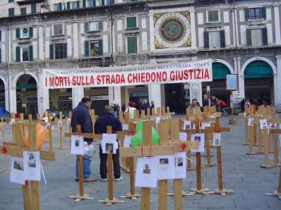 Manifestazione delle Croci Brescia 2006 030.jpg